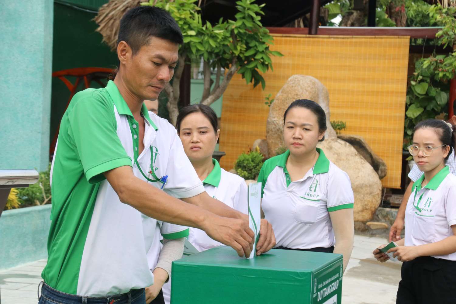 Công nhân ở Khánh Hòa dành lương ngày làm việc thứ 7 hỗ trợ đồng bào thiệt hại trong bão lũ. Ảnh: Phương Linh