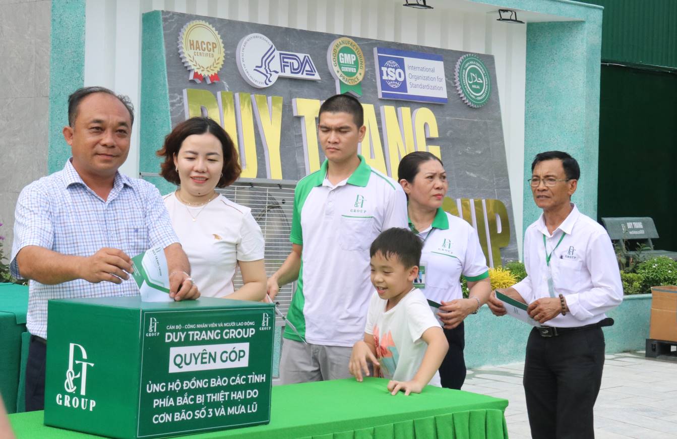 Lãnh đạo chung tay hỗ trợ người dân các tỉnh bị thiệt hại trong bão số 3. Ảnh: Phương Linh