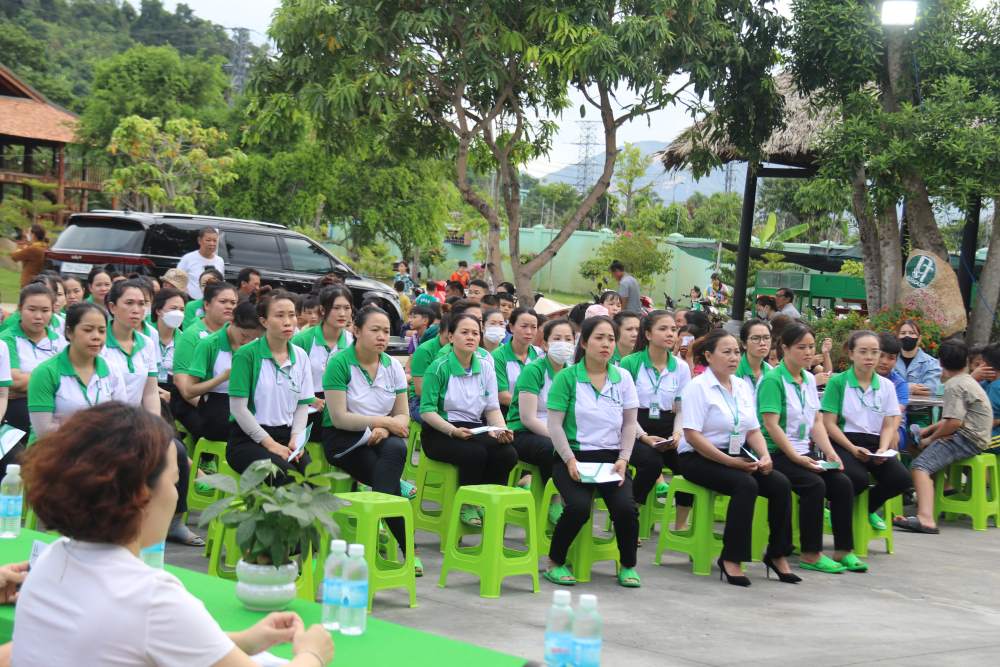 Ngay sau khi tan ca, gần 200 công nhân ủng hộ ngày lương của mình cho đồng bào thiệt hại trong bão lũ. Ảnh: Phương Linh