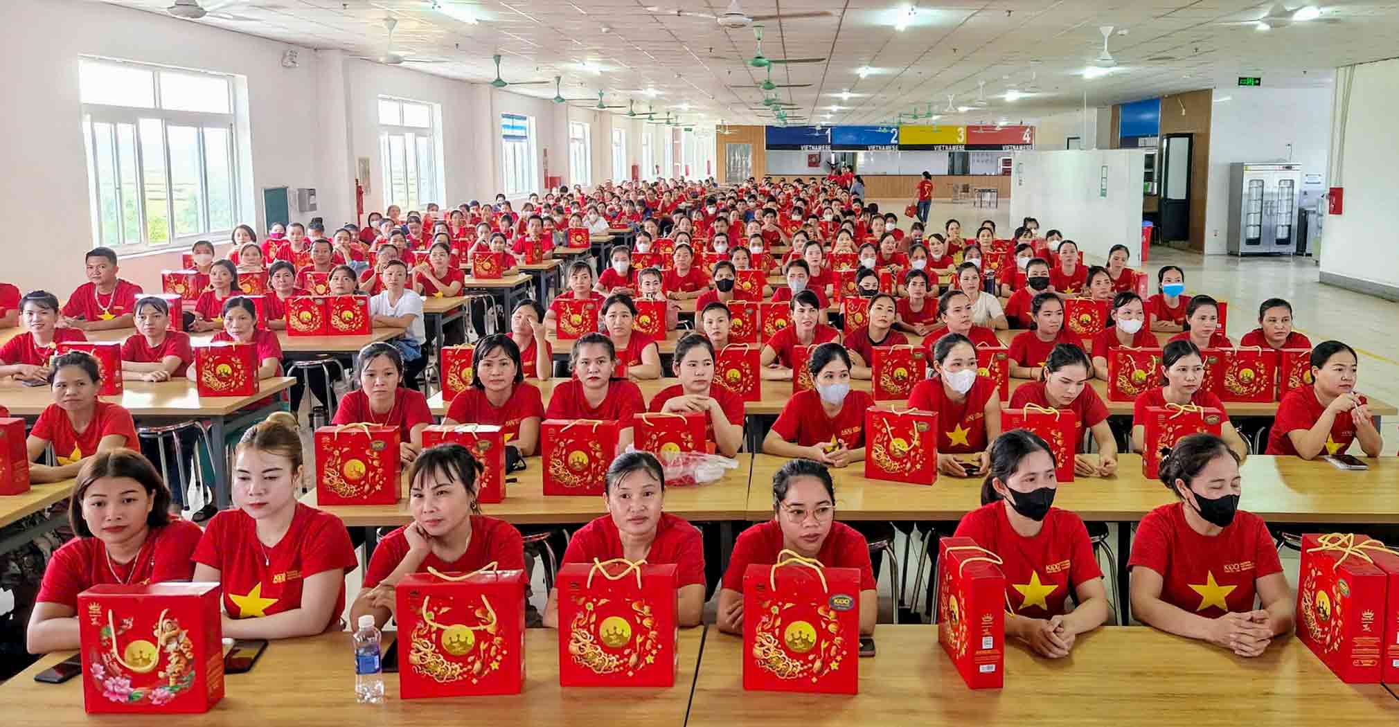 Liên đoàn Lao động huyện Đô Lương tổ chức tuyên truyền chính sách pháp luật cho hơn 300 đoàn viên, người lao động. Ảnh: Hải Đăng.