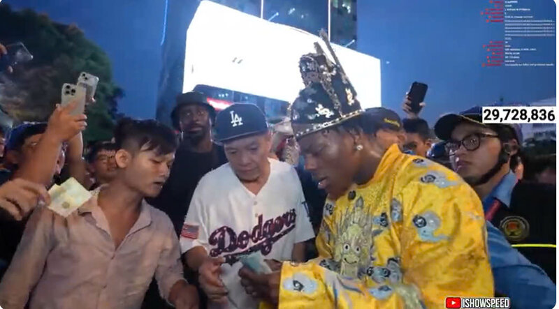 IShowSpeed bị tiểu thương tại phố đi bộ Nguyễn Huệ hét giá thuê xe điện là 100 USD. Ảnh chụp màn hình