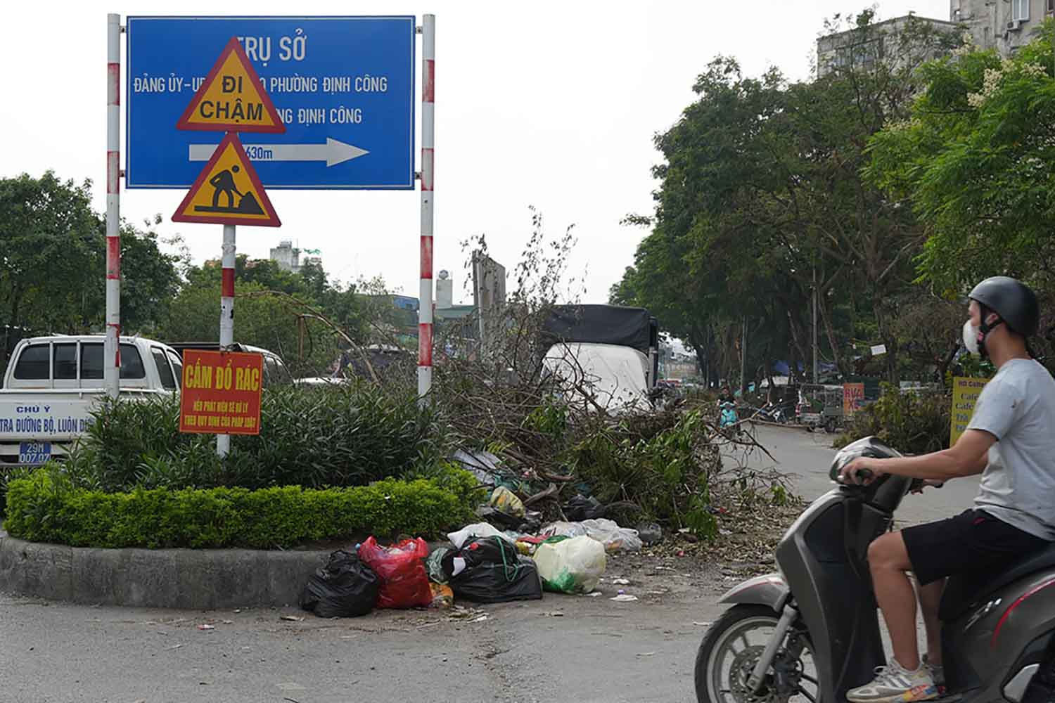 Hằng ngày các phương tiện qua lại trong tình trạng bát nháo vì không có phương án tổ chức giao thông. Ảnh: Hữu Chánh