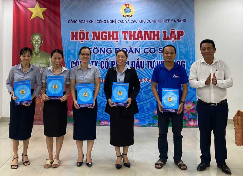 Công đoàn Khu CNC&CKCN Đà Nẵng ra mắt Ban chấp hành CĐCS Công ty Cổ phần Đầu tư Vinalog. Ảnh: Trà Vân