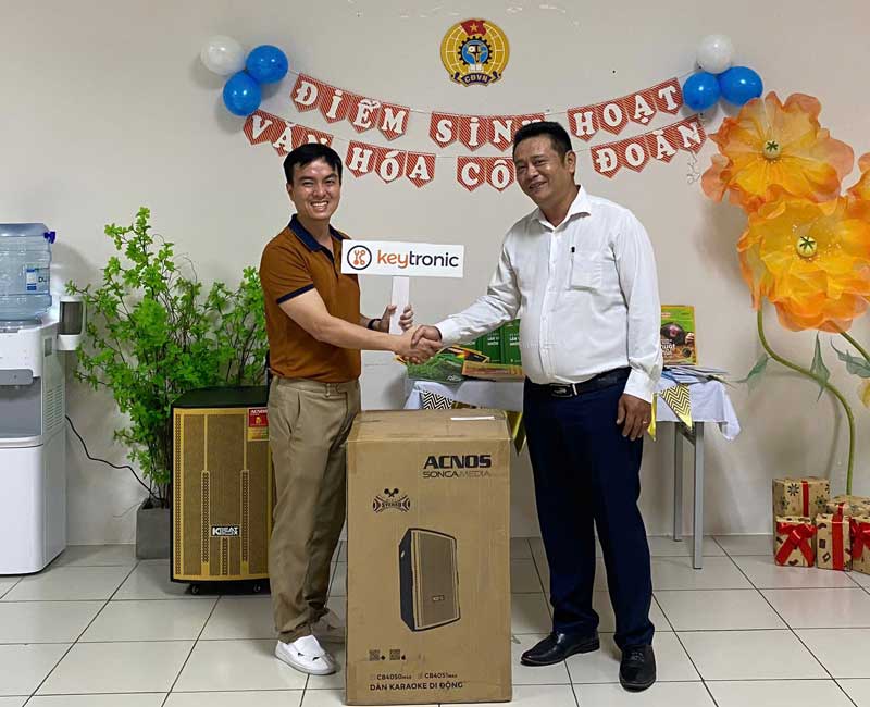 LĐLĐ thành phố Đà Nẵng trao tặng thiết bị âm thanh di dộng có kết nối bluetooth cho điểm sinh hoạt văn hóa Công đoàn Công ty TNHH KeyTronic Việt Nam. Ảnh: Trà Vân