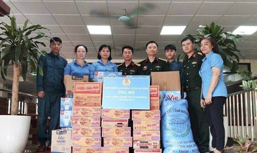 Đoàn công tác thăm, ủng hộ các chiến sĩ trực chống lũ, ảnh hưởng của cơn bão số 3 Ban Chỉ huy Quân sự quận Ba Đình. Ảnh: CĐQ