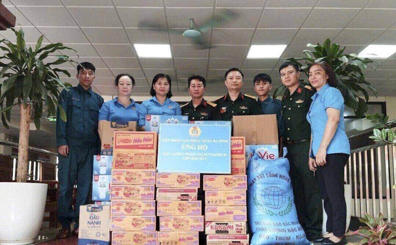 Đoàn công tác thăm, ủng hộ các chiến sĩ trực chống lũ, ảnh hưởng của cơn bão số 3 Ban Chỉ huy Quân sự quận Ba Đình. Ảnh: CĐQ