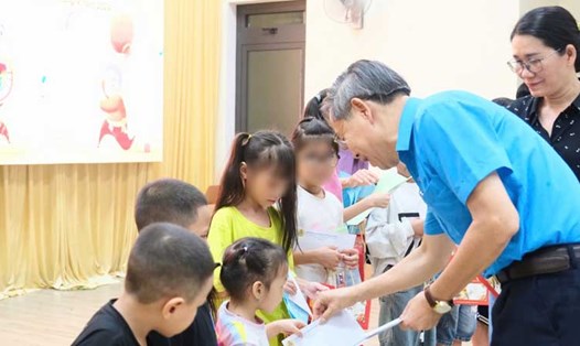 LĐLĐ huyện Hòa Vang, Đà Nẵng trao 335 suất quà đến các cháu thiếu nhi là con người lao động có hoàn cảnh khó khăn. Ảnh: Trà Vân