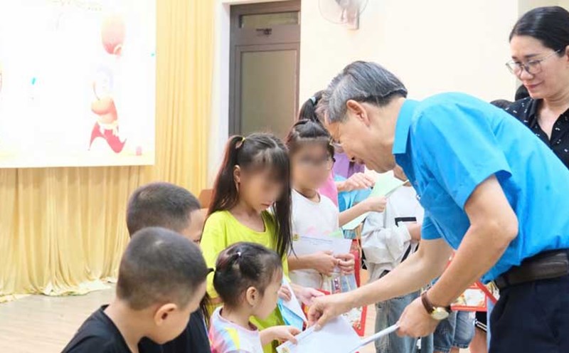 LĐLĐ huyện Hòa Vang, Đà Nẵng trao 335 suất quà đến các cháu thiếu nhi là con người lao động có hoàn cảnh khó khăn. Ảnh: Trà Vân