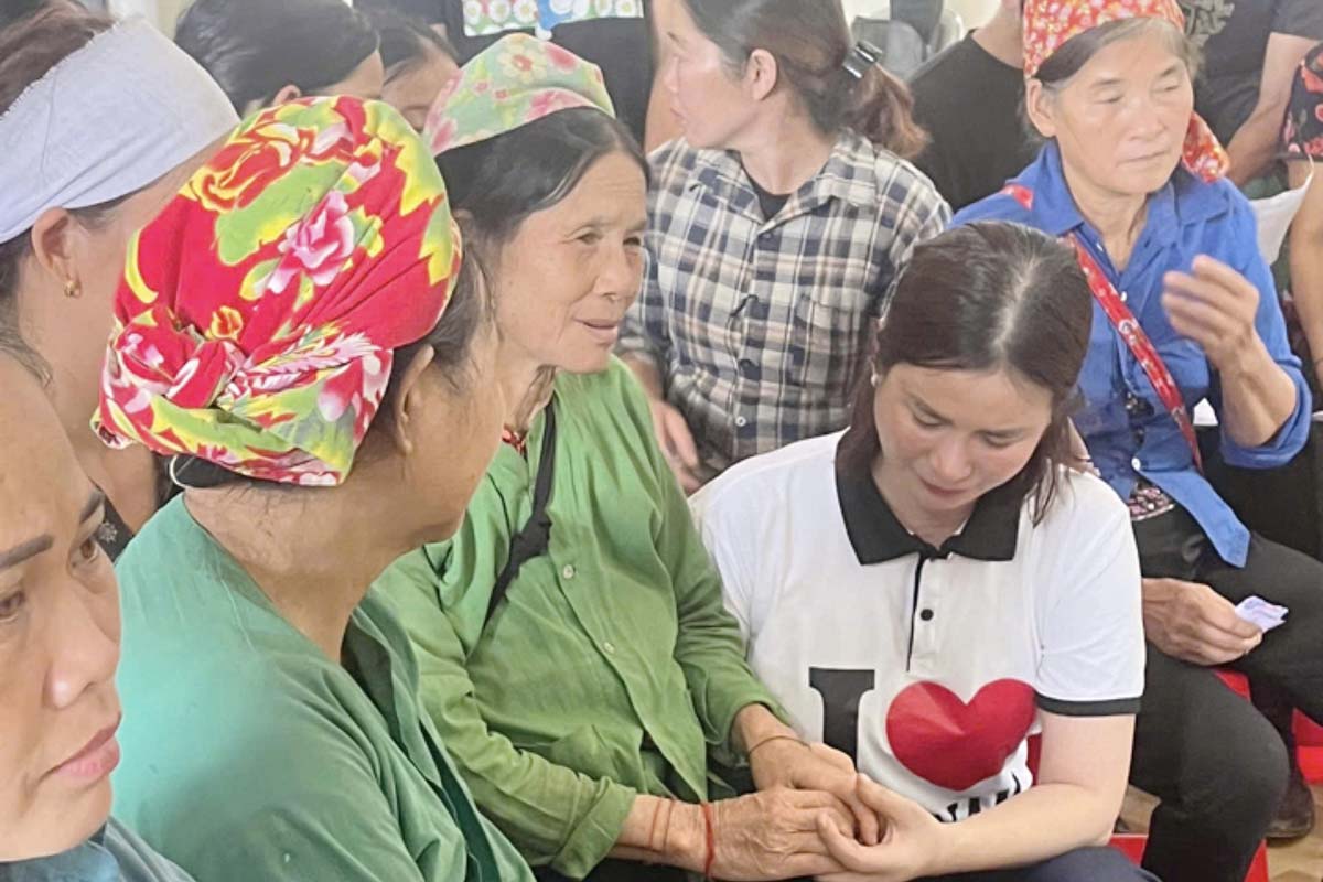 Về Làng Nủ chia sẻ với người dân. Ảnh: Bạn đọc cung cấp