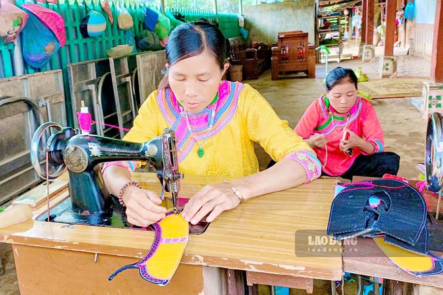 Nghe theu giay truyen thong cua nguoi Xa Phang la minh chung sinh dong cho su kheo leo, ti mi va tinh yeu lao dong cua nguoi dan vung cao nguyen da.