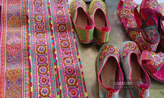 Những đôi giày thêu thành phẩm có giá khoảng 2 triệu đồng - sản phẩm của phụ nữ dân tộc Xạ Phang. Ảnh: Quang Đạt