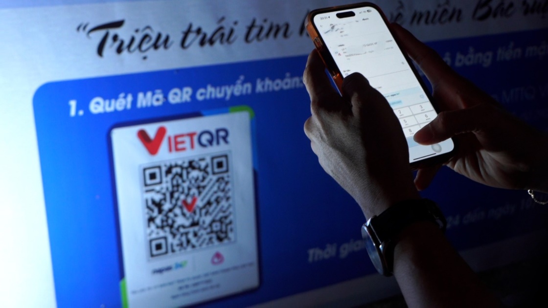 Tết Trung thu ở Cần Thơ quét mã QR ủng hộ vùng lũ. Ảnh: Tạ Quang