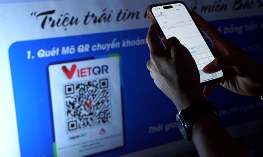 Tết Trung thu ở Cần Thơ quét mã QR ủng hộ vùng lũ. Ảnh: Tạ Quang