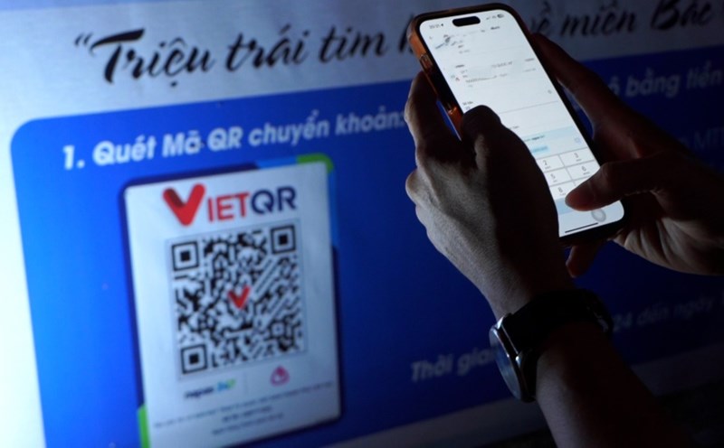 Tết Trung thu ở Cần Thơ quét mã QR ủng hộ vùng lũ. Ảnh: Tạ Quang