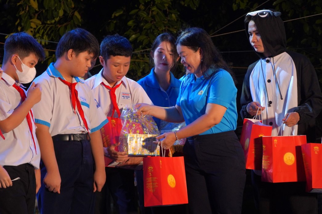 Đại diện LĐLĐ TP Cần Thơ trao quà cho các em học sinh. Ảnh: Tạ Quang