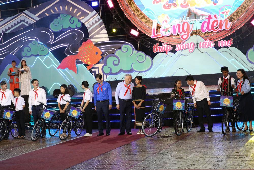 Phó Thủ tướng Thường trực Chính phủ Nguyễn Hòa Bình thăm hỏi, động viên các học sinh có hoàn cảnh khó khăn. Ảnh: Nguyễn Hoàng
