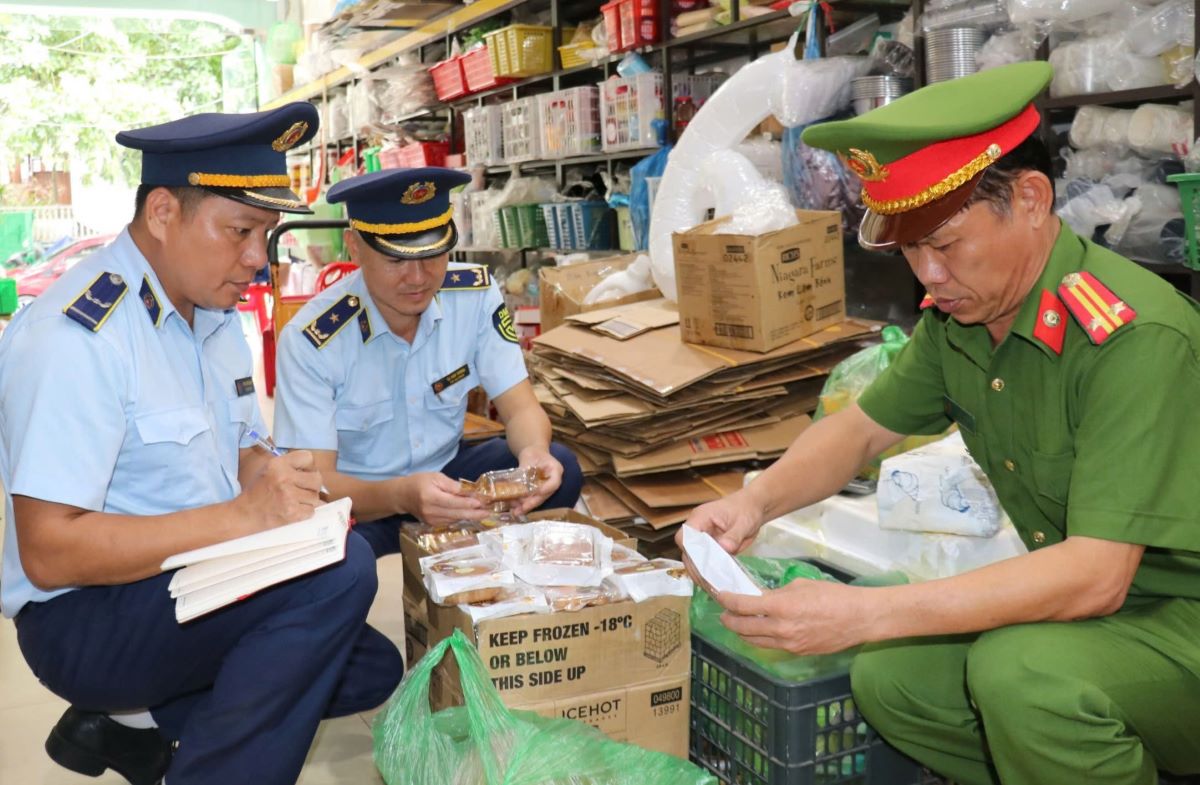 Lực lượng Quản lý thị trường và Công an ở tỉnh Quảng Trị kiểm tra mặt hàng bánh Trung thu. Ảnh: H.Nguyên.