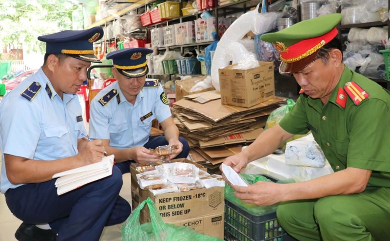 Lực lượng Quản lý thị trường và Công an ở tỉnh Quảng Trị kiểm tra mặt hàng bánh Trung thu. Ảnh: H.Nguyên.