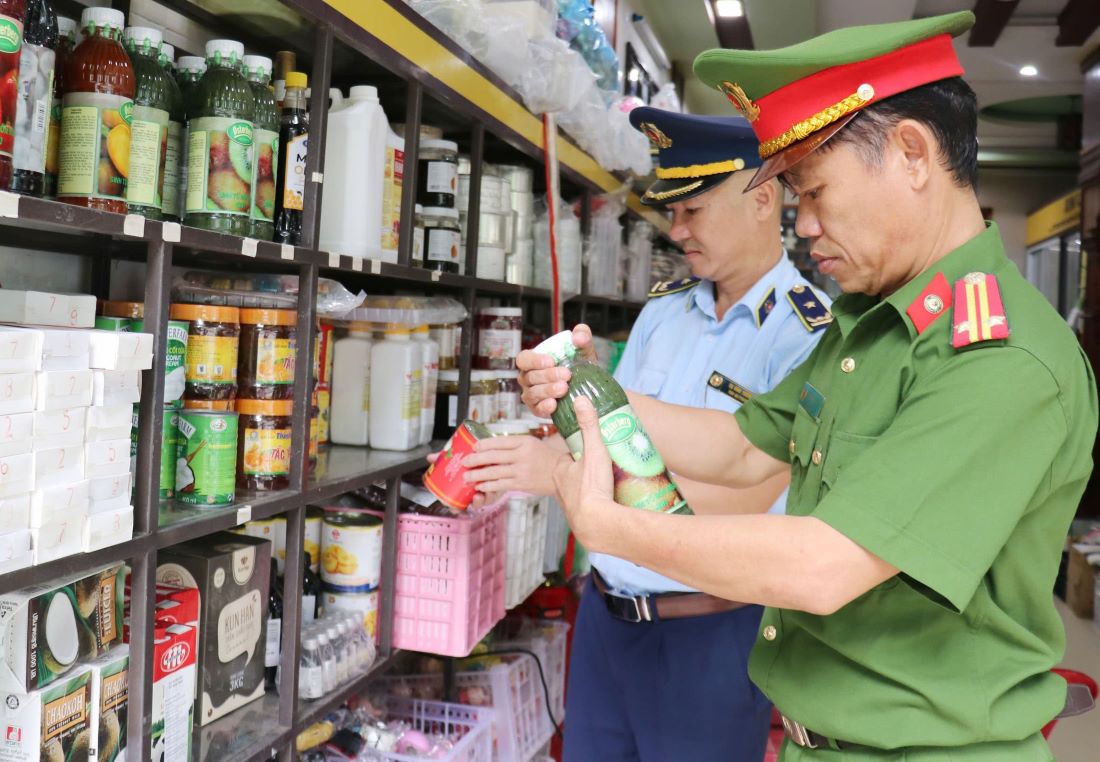 Dip gan Trung thu, co quan chuc nang tinh Quang Tri tang cuong kiem tra cac loai hang hoa. Anh: H.Nguyen.