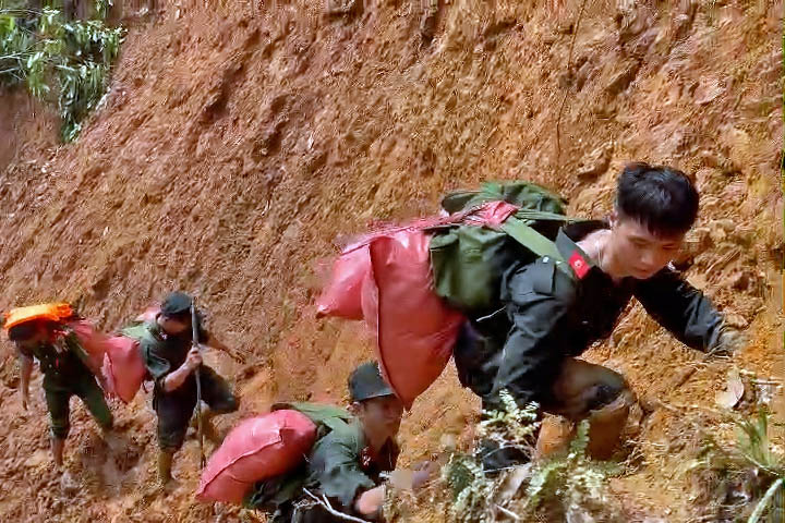 Cảnh sát cơ động cõng đồ tiếp tế, vượt núi vào vùng sạt lở