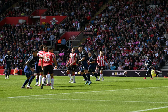 Cu sut xa day hiem hoc cua Rashford da khien toan bo san St Mary's phai ngo ngang. Anh: AFP