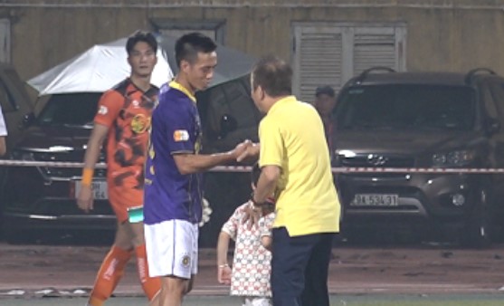 Bầu Hiển chúc mừng Văn Quyết sau trận thắng của Hà Nội FC. Ảnh cắt từ video