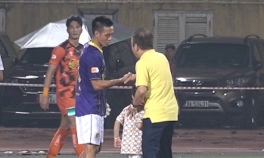 Bầu Hiển chúc mừng Văn Quyết sau trận thắng của Hà Nội FC. Ảnh cắt từ video