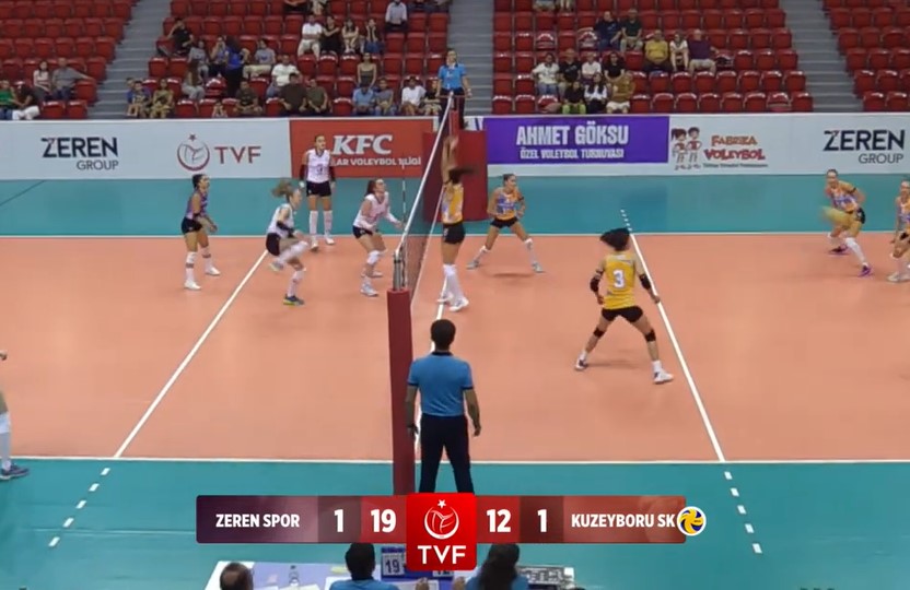 Thanh Thúy (số 3) ra sân trong set 3. Ảnh cắt từ video Klasspor TV