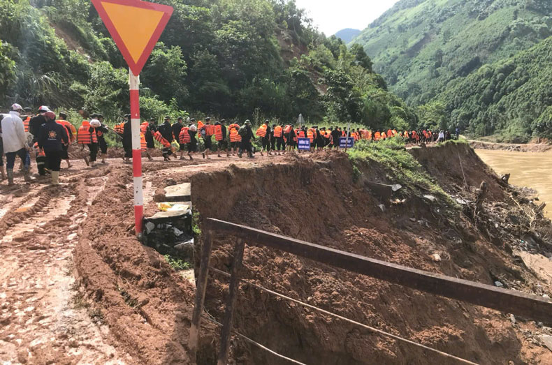 Cong an tinh Lao Cai huy dong hang tram can bo, chien si truc tiep tham gia cong tac tim kiem nguoi mat tich