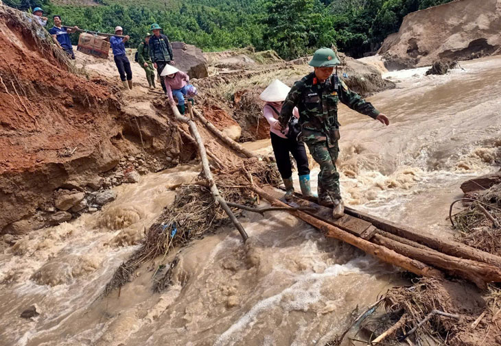 Đoàn viên, thanh niên của huyện tiếp tế lương thực, đồ dùng thiết yếu cho người dân các thôn, xã bị cô lập. 