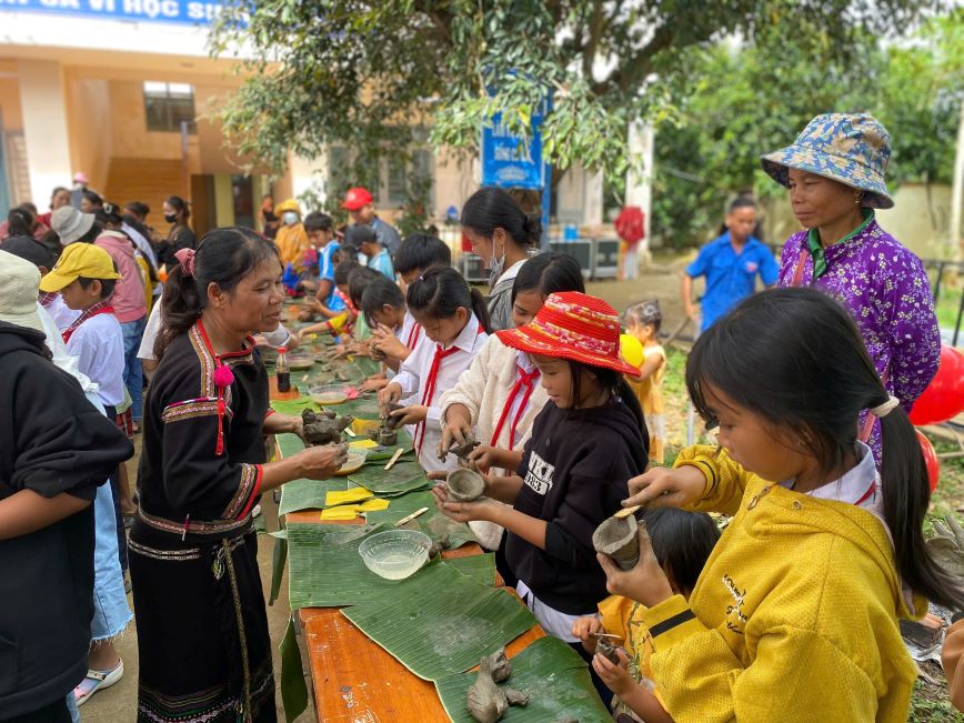 Các em nhỏ được hướng dẫn làm gốm từ đất nặn trong chương trình Trung thu. Ảnh Bảo Lâm