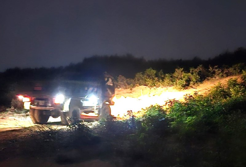 Địa phương đưa thi thể người đàn ông thiệt mạng do ngạt khí khi đốt thực bì rời khỏi hiện trường vào tháng 3.2024 ở huyện Cam Lộ. Ảnh: H.Nguyên.