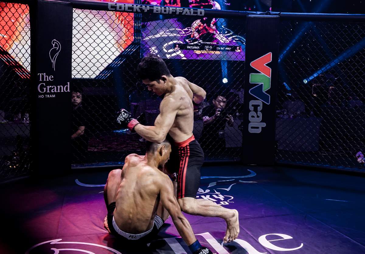 Võ sĩ MMA Lưu Đức Mạnh có chiến thắng knock-out đáng nhớ trước đối thủ Nhật Bản tại sự kiện MMA AFC 33. Ảnh: Phong Lê