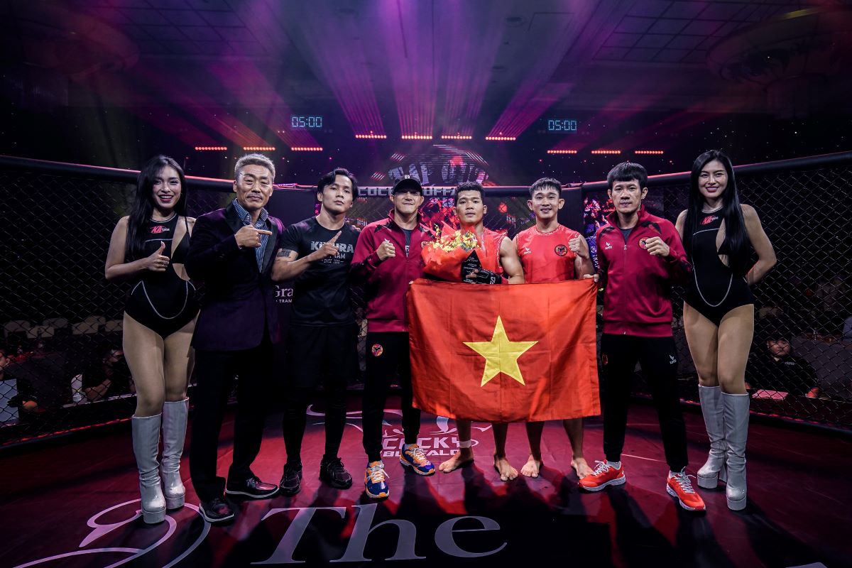 Võ sĩ Lưu Đức Mạnh ăn mừng chiến thắng tại sự kiện MMA AFC 33 với Nguyễn Trần Duy Nhất. Ảnh: Phong Lê