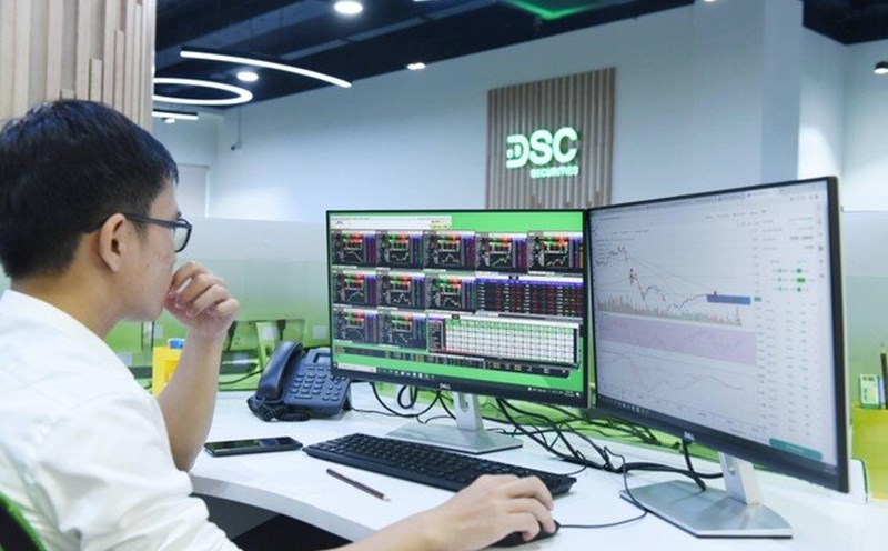 Các chuyên gia tin rằng. những rủi ro lớn đã đi qua với thị trường chứng khoán. Ảnh: Lê Toàn