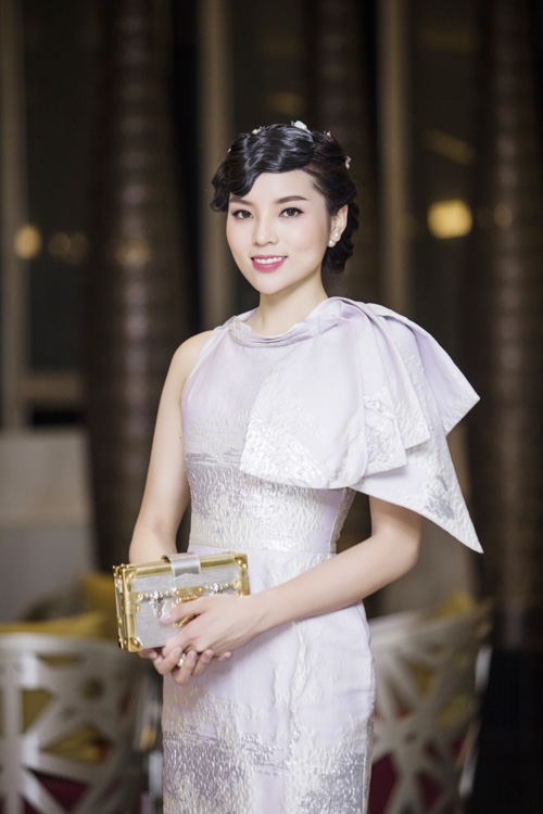 Khong chi gay tranh cai ve nhan sac, ngay sau thoi diem cuoc thi ket thuc, Hoa hau Viet Nam 2014 cung vuong phai loat on ao nhu hut thuoc, de cha me xach do,... khien co phai o an mot thoi gian dai. Anh: Nhan vat cung cap. 