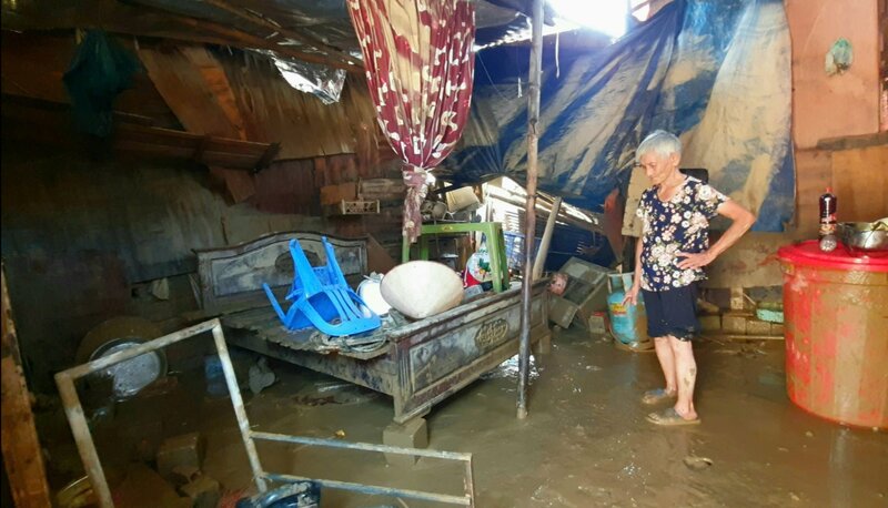 Không còn một bộ quần áo sao lũ, đã khổ nay còn khó hơn. Ảnh: Công Hòa