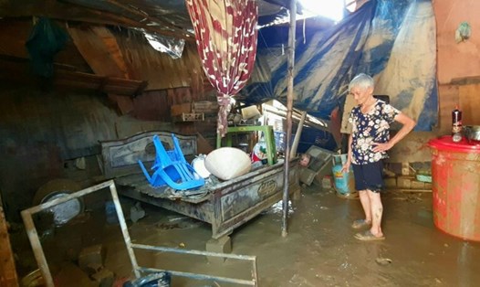 Không còn một bộ quần áo sao lũ, đã khổ nay còn khó hơn. Ảnh: Công Hòa