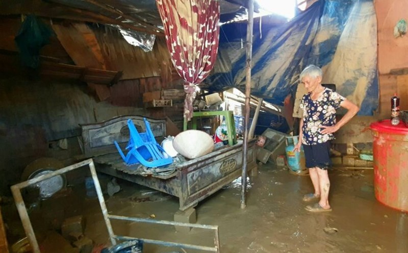 Không còn một bộ quần áo sao lũ, đã khổ nay còn khó hơn. Ảnh: Công Hòa