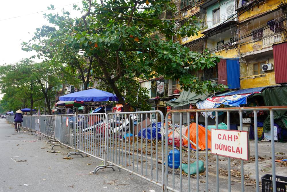 Hải Phòng chỉ đạo khẩn trương di chuyển tài sản khỏi khu chung cư bị lún, nghiêng sau bão. Ảnh: Mai Dung