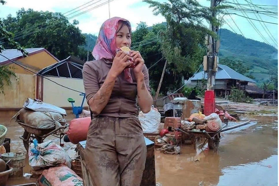 Hình ảnh đẹp của cô giáo Hoàng Minh Diệp lan truyền trên mạng xã hội. Ảnh: Trường Minh Chuẩn