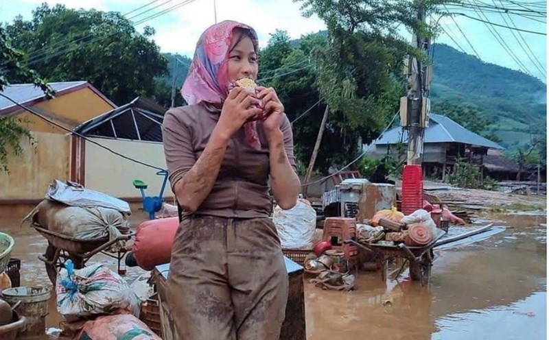 Hình ảnh đẹp của cô giáo Hoàng Minh Diệp lan truyền trên mạng xã hội. Ảnh: Trường Minh Chuẩn