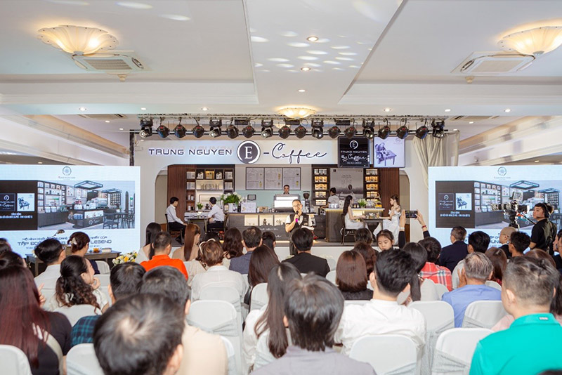 Lễ ra mắt mô hình Trung Nguyên E-Coffee phiên bản 2024 - “Cộng đồng 3 nền văn minh cà phê - Tinh hoa hội tụ” thu hút đông đảo khách hàng, đối tác. Ảnh: DN cung cấp