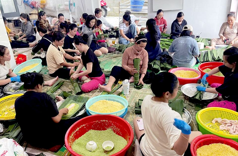 Người dân Phú Quốc chung tay gói bánh tét mật cật gửi đến đồng bào miền Bắc bị ảnh hưởng bão số 3. Ảnh: Phú Quốc