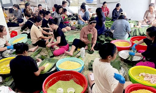 Người dân Phú Quốc chung tay gói bánh tét mật cật gửi đến đồng bào miền Bắc bị ảnh hưởng bão số 3. Ảnh: Phú Quốc