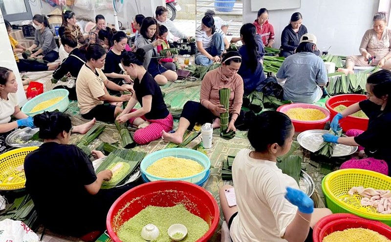 Người dân Phú Quốc chung tay gói bánh tét mật cật gửi đến đồng bào miền Bắc bị ảnh hưởng bão số 3. Ảnh: Phú Quốc