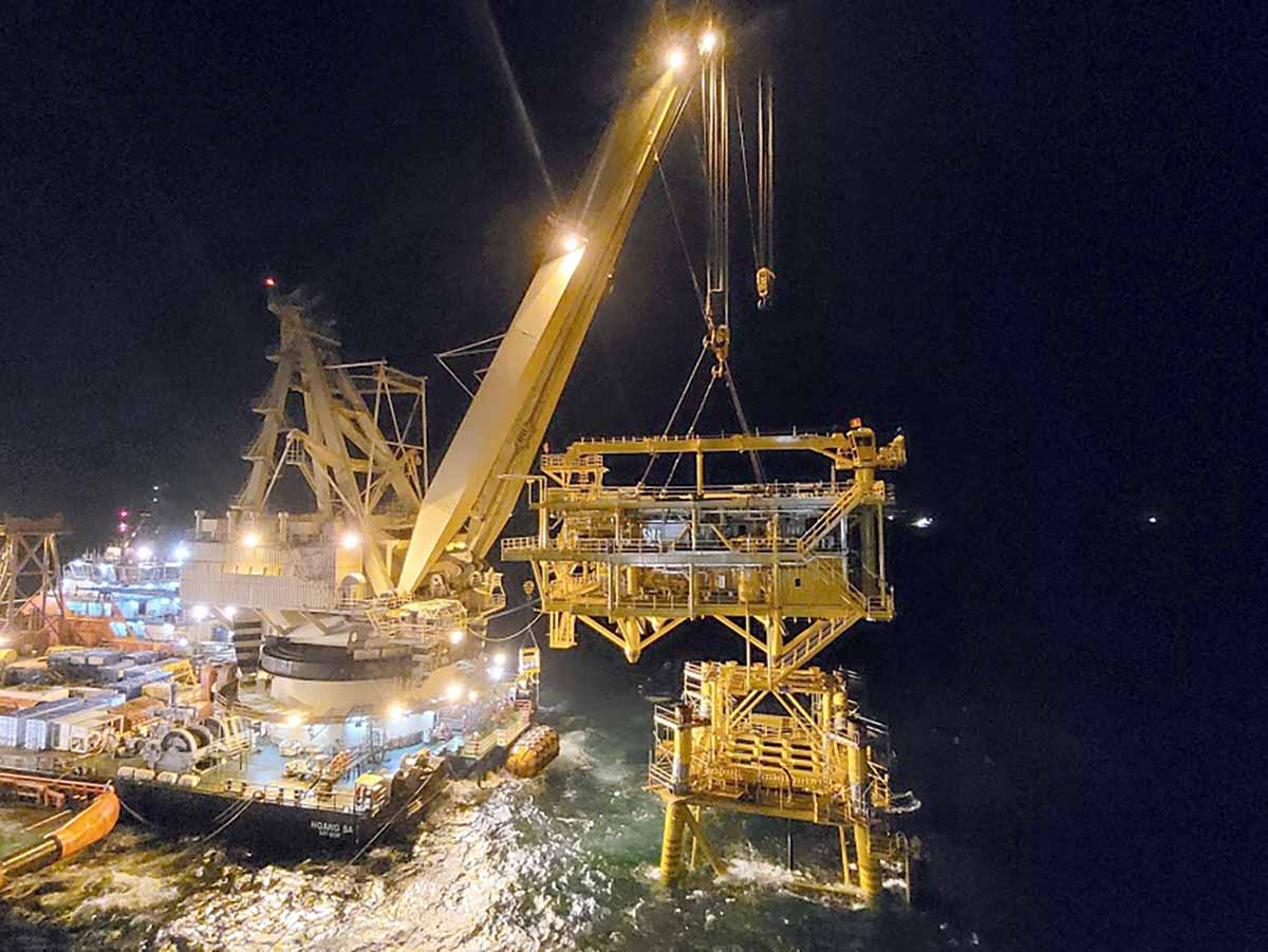 Lắp đặt thành công khối thượng tầng giàn BK-23. Ảnh: Petrovietnam