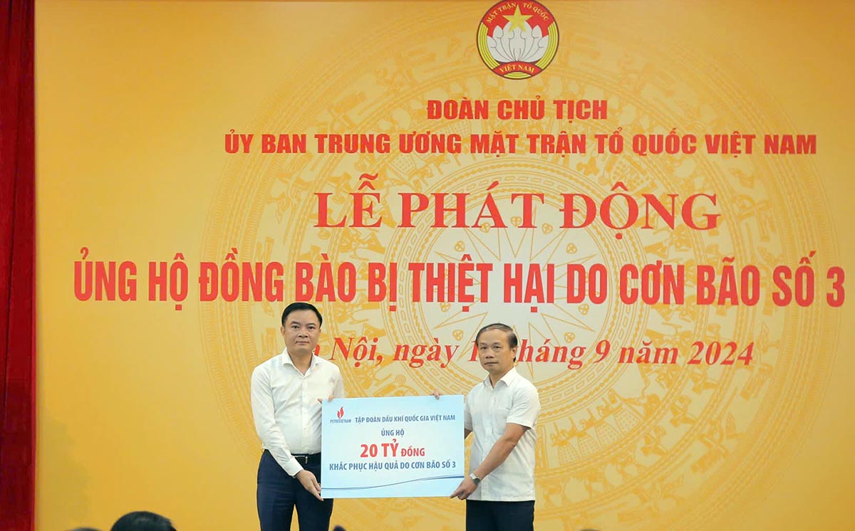 Lanh dao Petrovietnam ung ho 20 ti dong de khac phuc thiet hai do bao so 3. Anh: PVN.