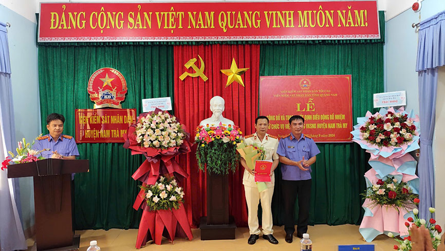 Tân Viện trưởng Viện KSND huyện Nam Trà My Võ Xuân Tuấn (trái) nhận quyết định bổ nhiệm. Ảnh: Viện KSND tỉnh Quảng Nam