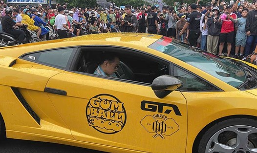 Rapper Binz xuất hiện tại Gumball 3000 trên siêu xe Lamborghini Gallardo. Ảnh: Thanh Vũ